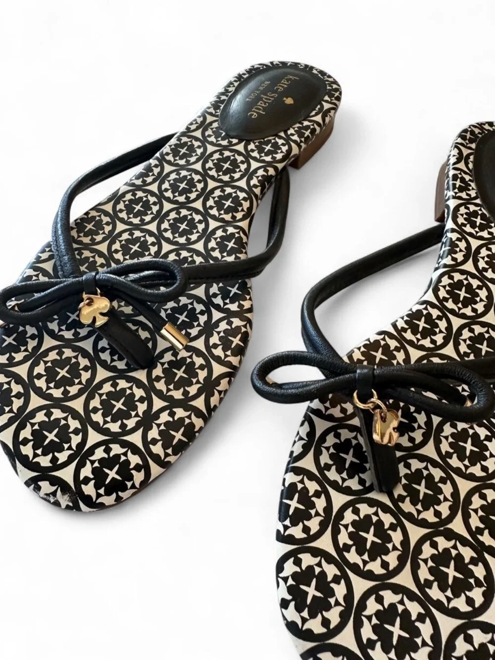 Kate Spade Mystic Bow Sandals 8M Black White Spade Charm NWOB Preppy Neutral